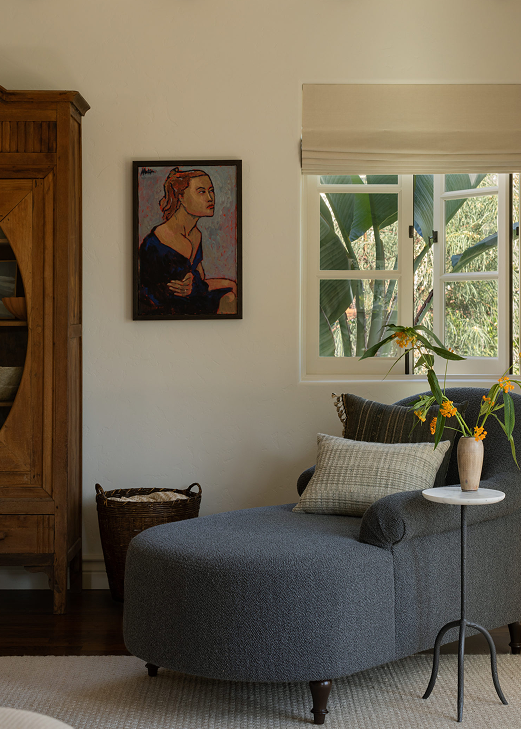 Warm minimalist living room with plaster walls by a TALD interior designer